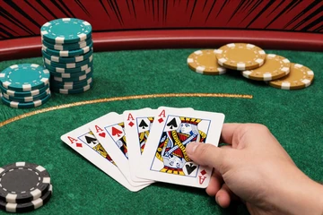 Comic Blackjack Hand mit Ass und K&ouml;nig sowie Chips f&uuml;r Black Jack online bei Betsson