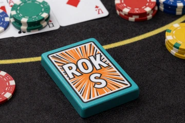 Blackjack Tisch mit Karten und Chips f&uuml;r Tischspiele bei Betsson