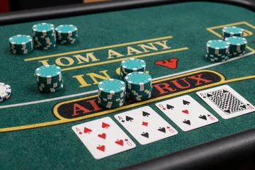 Comic Baccarat Tisch mit Karten und t&uuml;rkisen Chips f&uuml;r Tischspiele bei Betsson